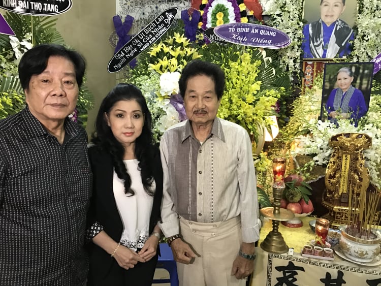 Tiễn đưa "sầu nữ" Út Bạch Lan về nơi an nghỉ cuối cùng 9 Tiễn đưa sầu nữ Út Bạch Lan về nơi an nghỉ cuối cùng - Ảnh 8